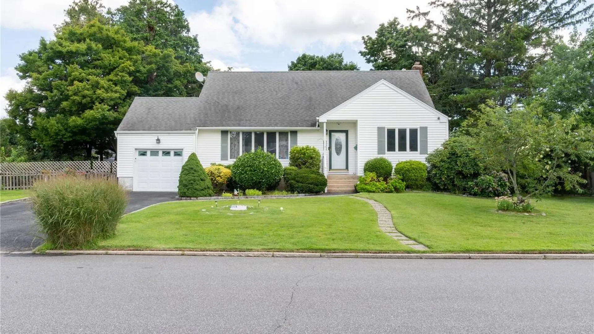 Property at 127 Suffolk Avenue, West Babylon, NY 11704 31