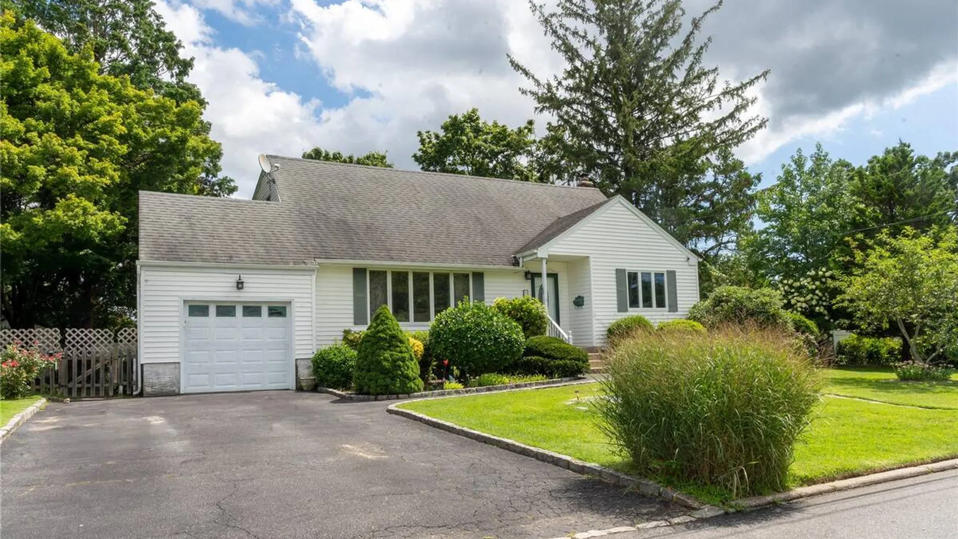 Property at 127 Suffolk Avenue, West Babylon, NY 11704 32