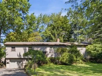 Property at 10 Kaine Drive, Guilderland, NY 12203
