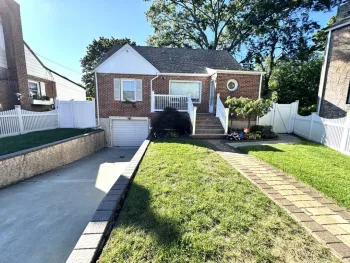 Property at 4 Firethorne Ln, Valley Stream, NY 11581