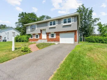 Property at 11 St Thomas Lane, Colonie, NY 12304