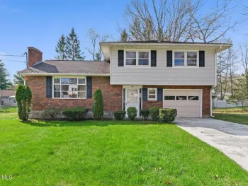 Property at 6 St Thomas Lane, Colonie, NY 12304