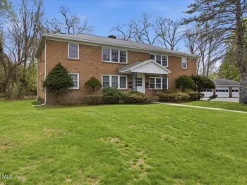 Property at 11 Kensington Court, Bethlehem, NY 12054