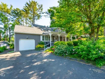 Property at 102 Marl Circle, Ravena, NY 12143