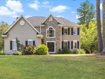 Property at 7 Seneca Court, Bethlehem, NY 12159