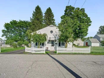Property at 12 Grapevine Place, Colonie, NY 12110