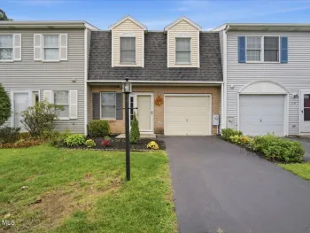 Property at 31 Bridgewood Lane, Watervliet, NY 12189