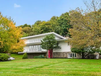 Property at 24 Oriel Lane, East Greenbush, NY 12144