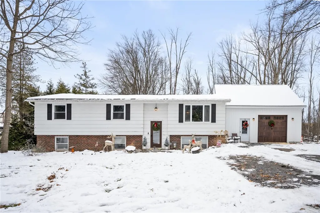 Property at 24 Pratt Road, Manchester, NY 14504