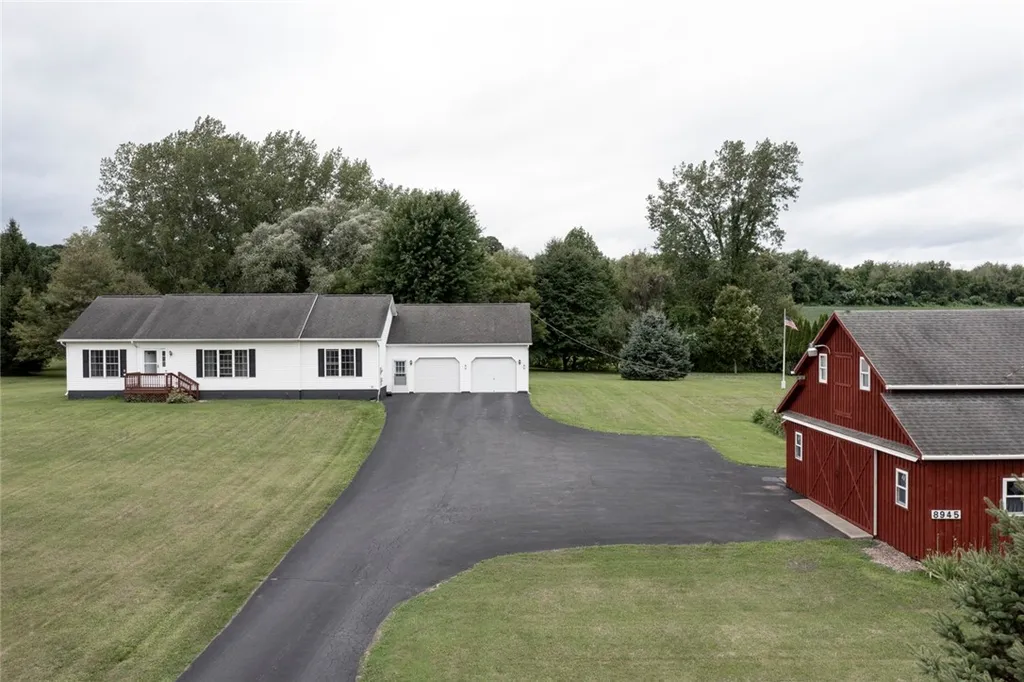 Property at 8945 Old Route 31, Galen, NY 14489