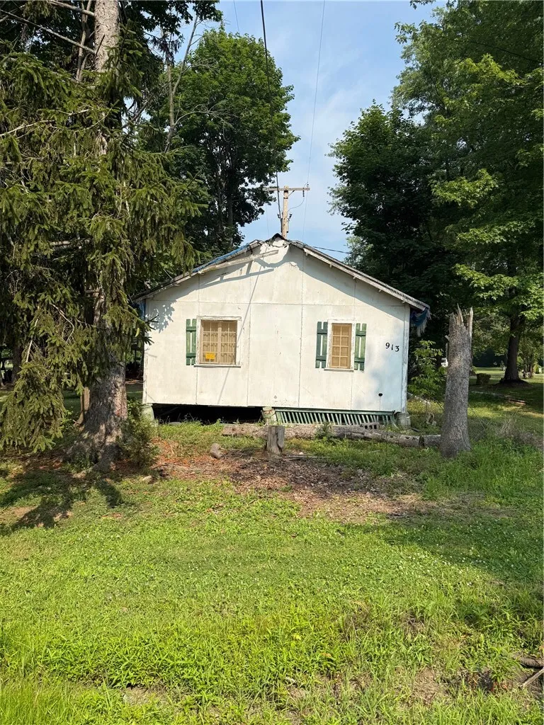 Property at 913 Vinecliff Street, Carlton, NY 14571