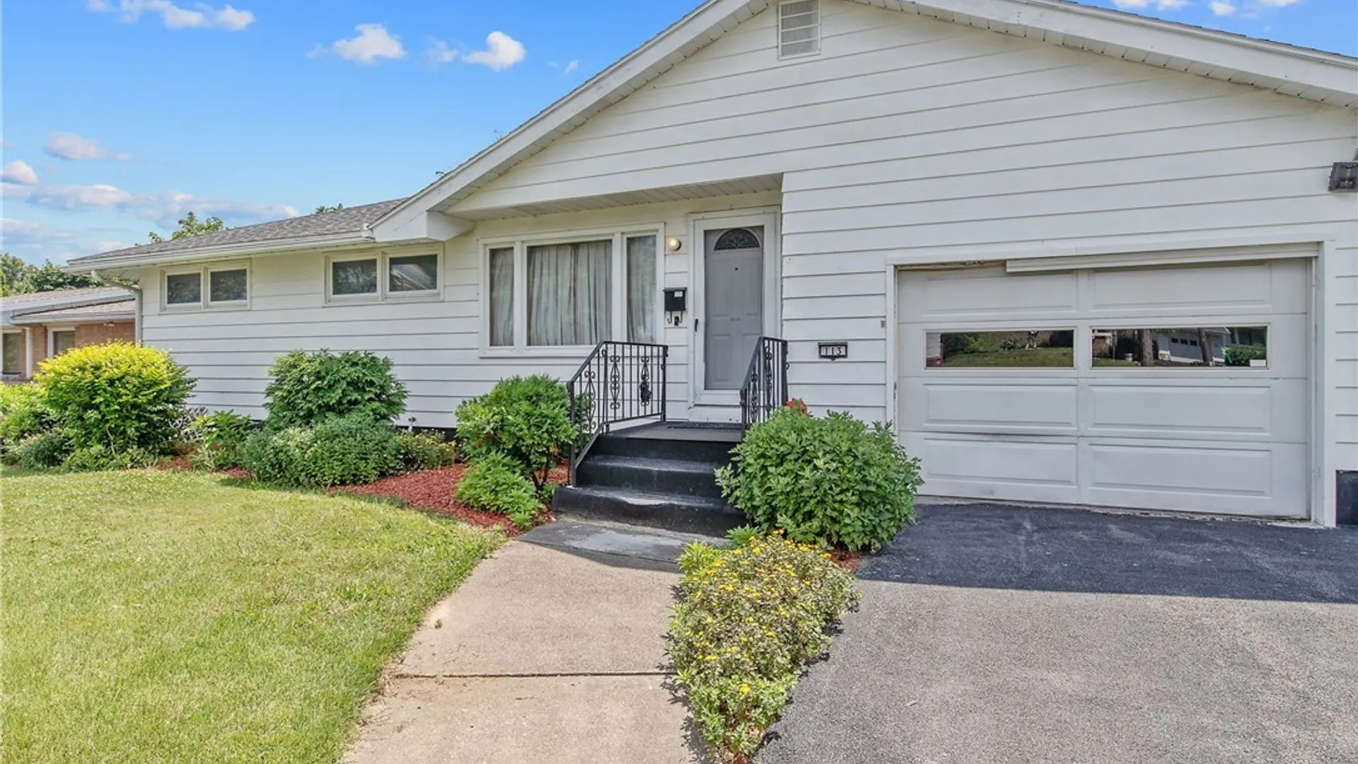 Property at 113 Bellshire Lane, Syracuse, NY 13208 2