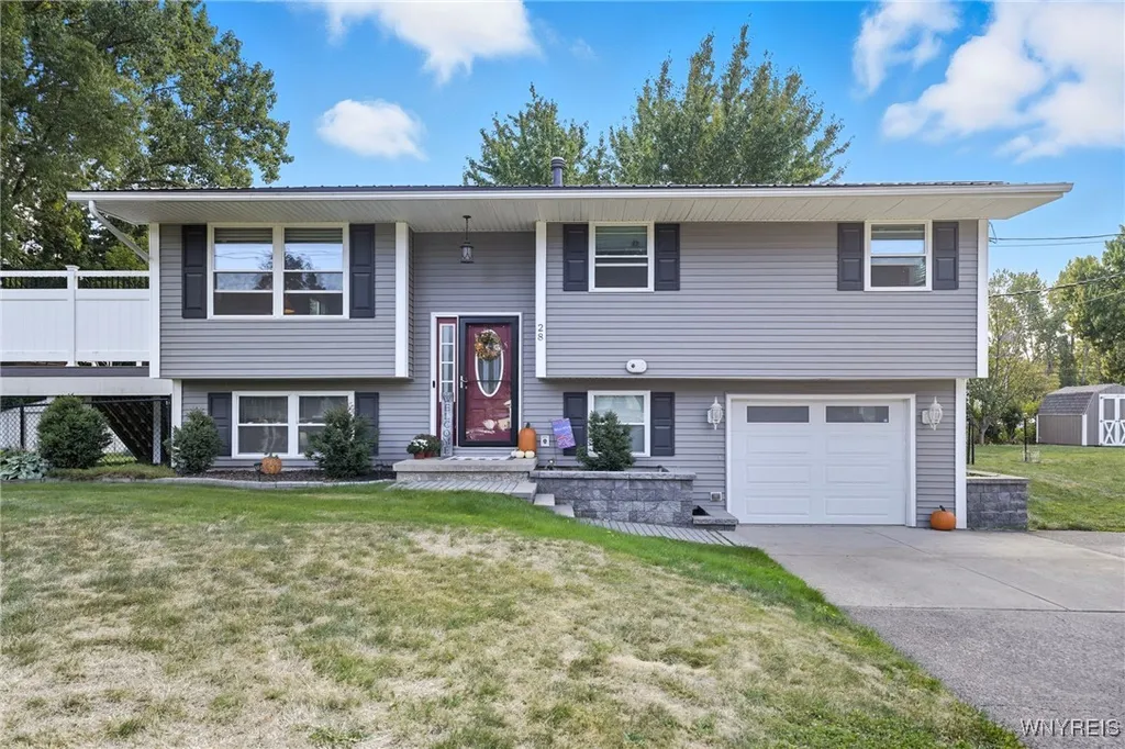 Property at 28 Manor Lane, Royalton, NY 14105