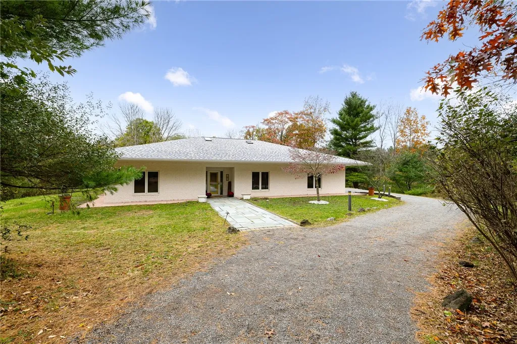 Property at 3 Scr Lane, Perinton, NY 14564
