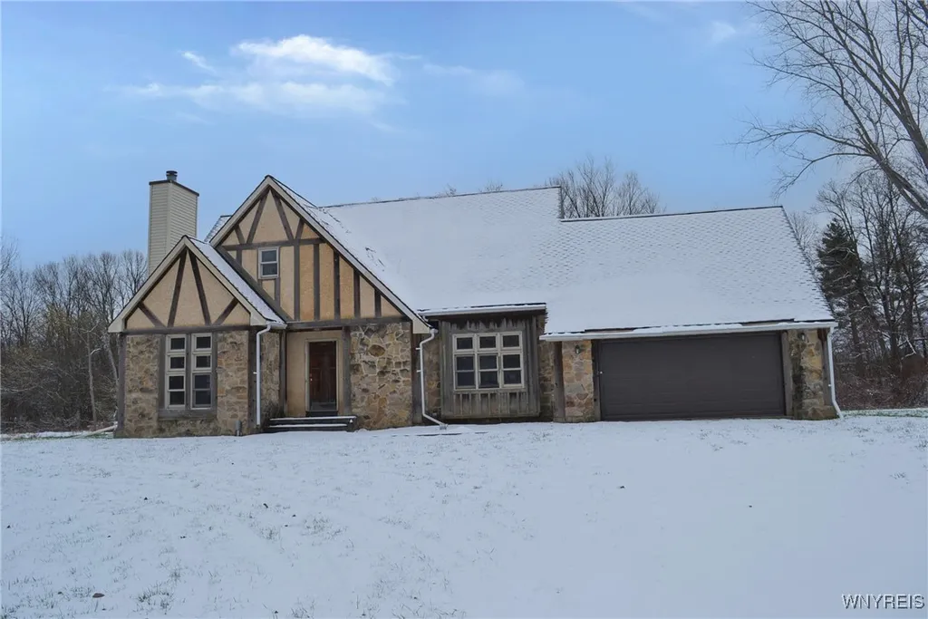 Property at 9716 Mountain Road, Royalton, NY 14105