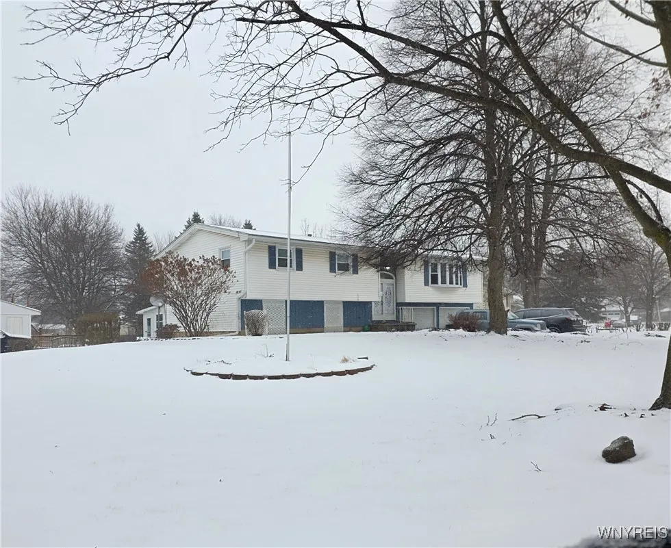 Property at 17 Manor Lane, Royalton, NY 14105