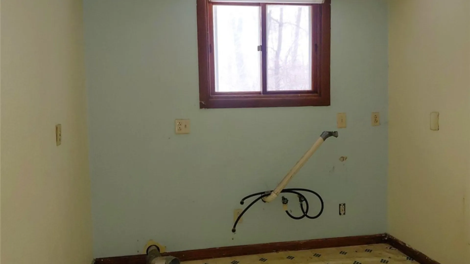 Property at 98 Ennis Avenue, Schroeppel, NY 13132 12