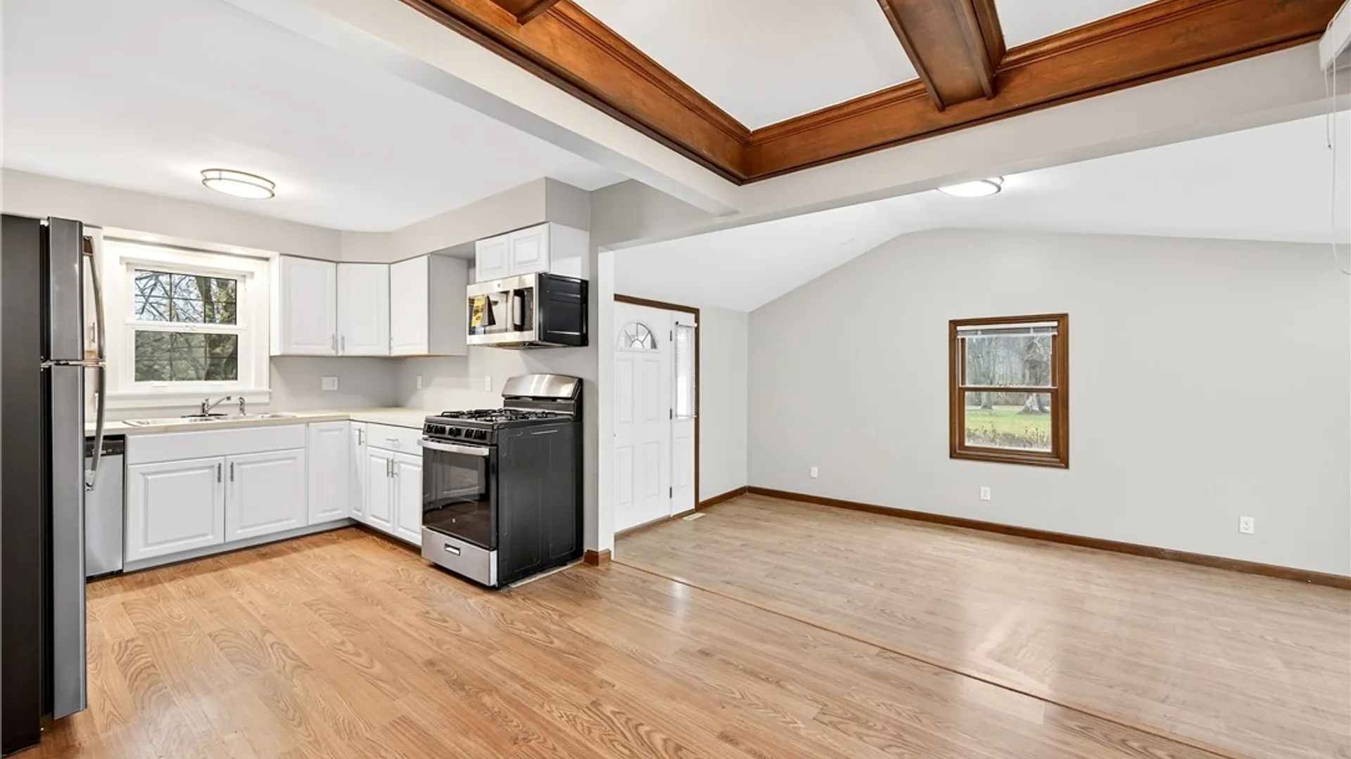 Property at 5082 Bay View Road, Hamburg, NY 14075 8