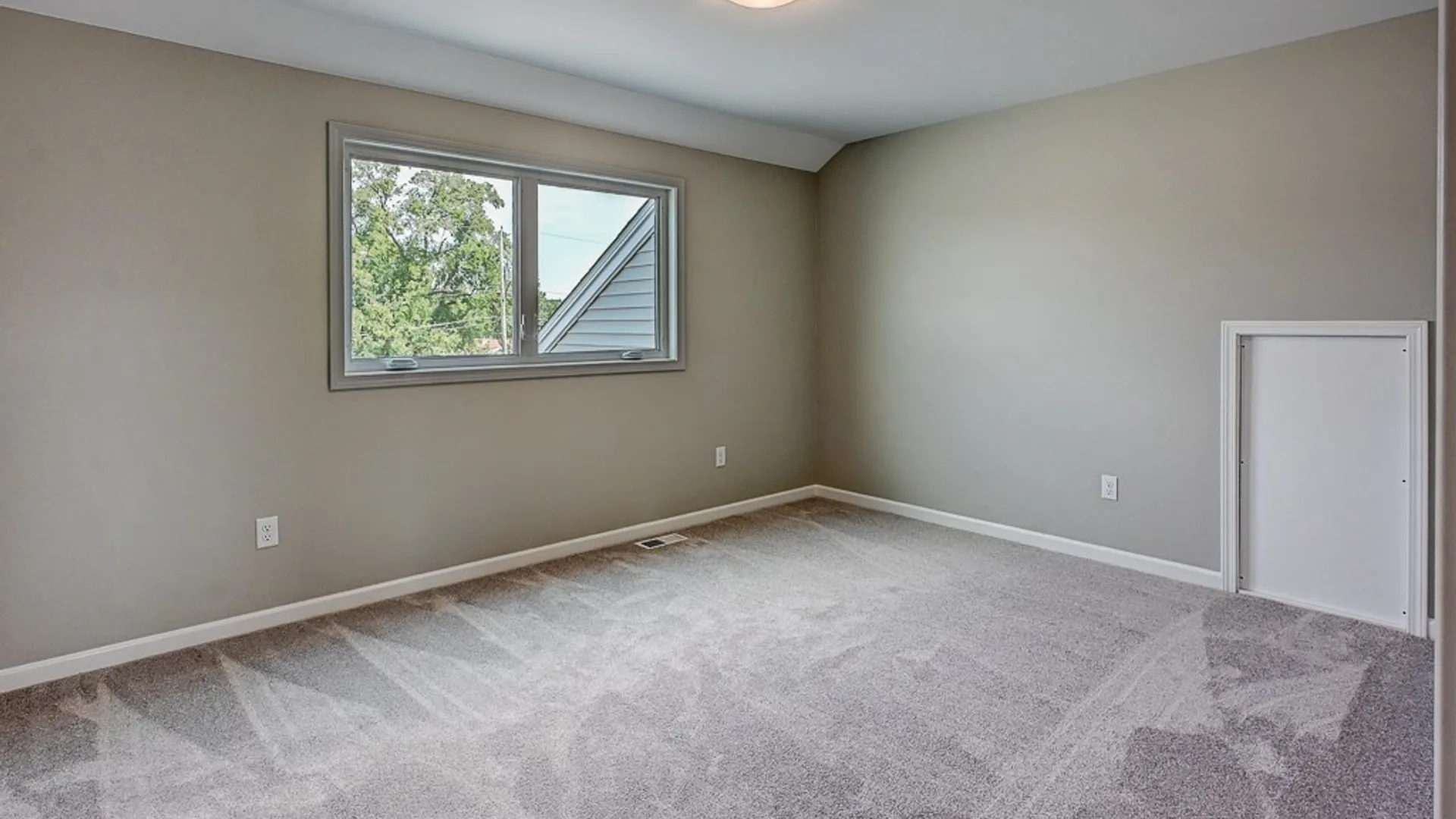 Property at 160 Cloverleaf Court, Cheektowaga, NY 14043 5