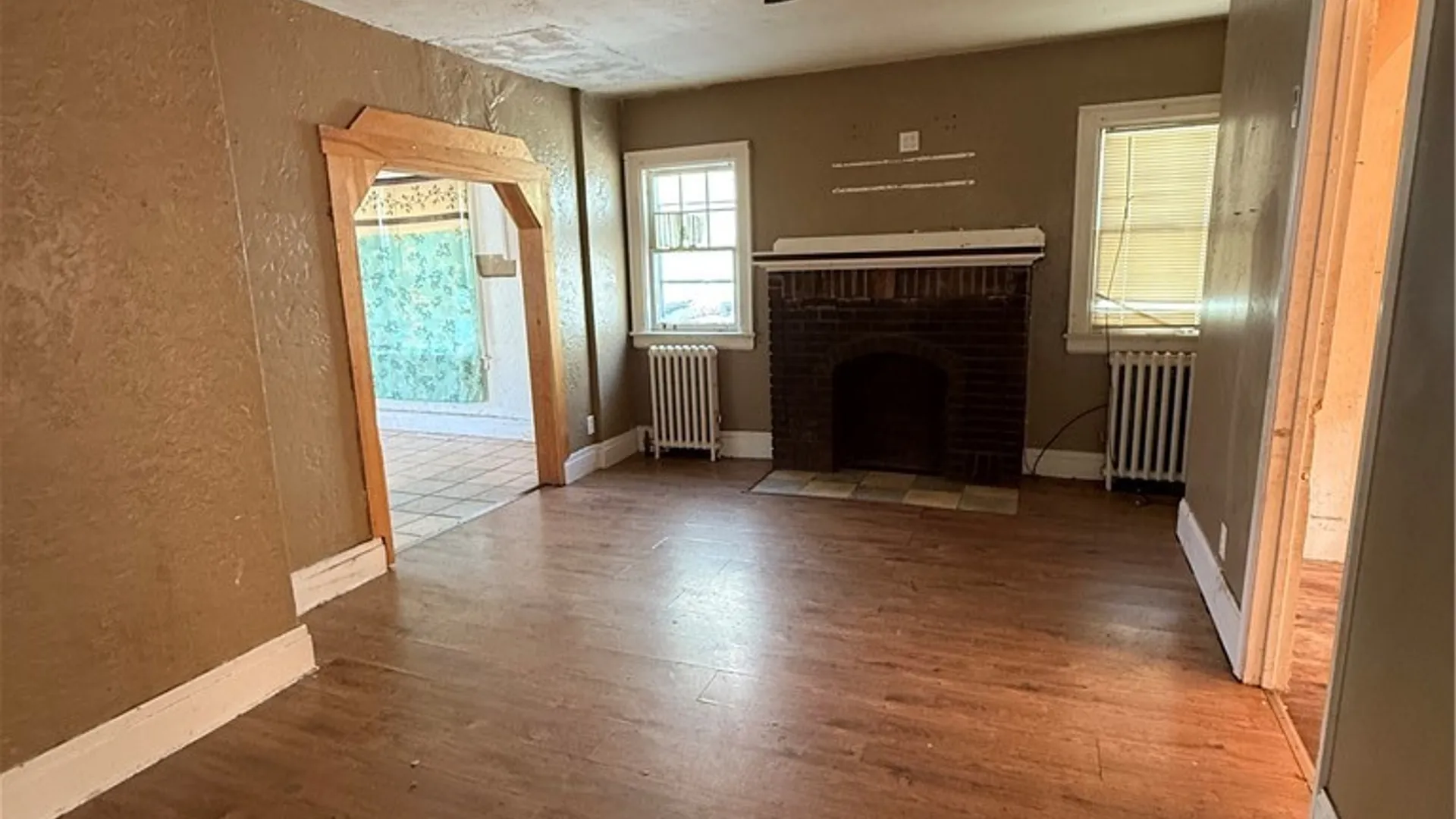 Property at 4006 Deveaux Street, Niagara Falls, NY 14305 2