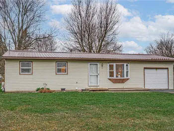 Property at 9 Manor Lane, Royalton, NY 14105