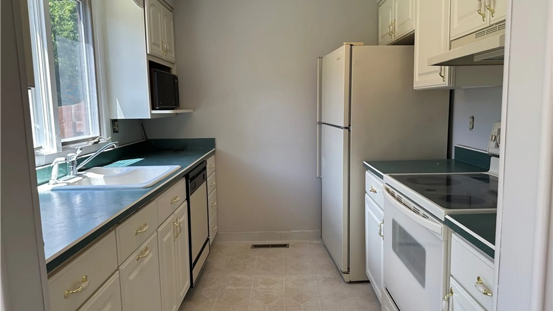 Property at 304 Charlesgate Circle, Amherst, NY 14051 8