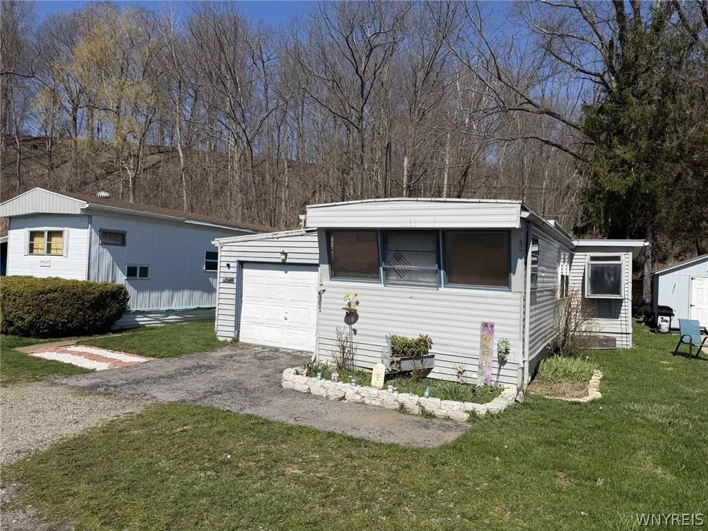 Property at 2040 Hemstreet Rd, Marilla, NY 14052