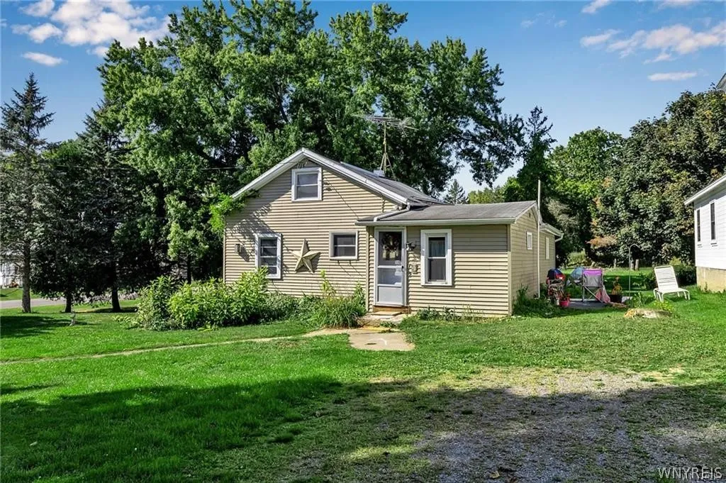 Property at 6513 E Bethany Leroy Road, Stafford, NY 14143