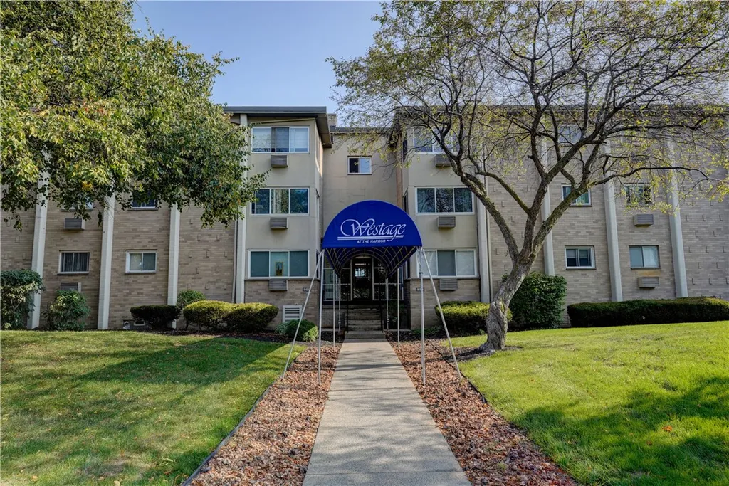 Property at 913 Westage At The Harbor, Irondequoit, NY 14617