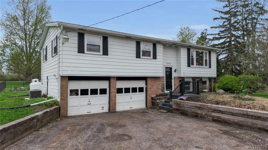 Property at 9848 Chestnut Ridge Road, Royalton, NY 14105