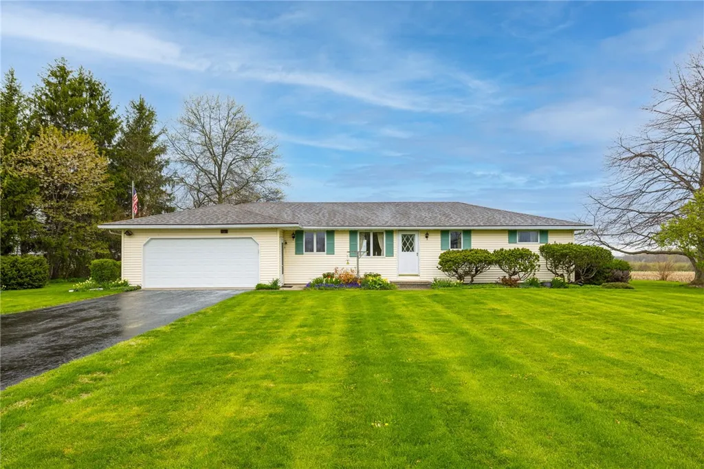 Property at 16475 Woodchuck Aly, Kendall, NY 14476