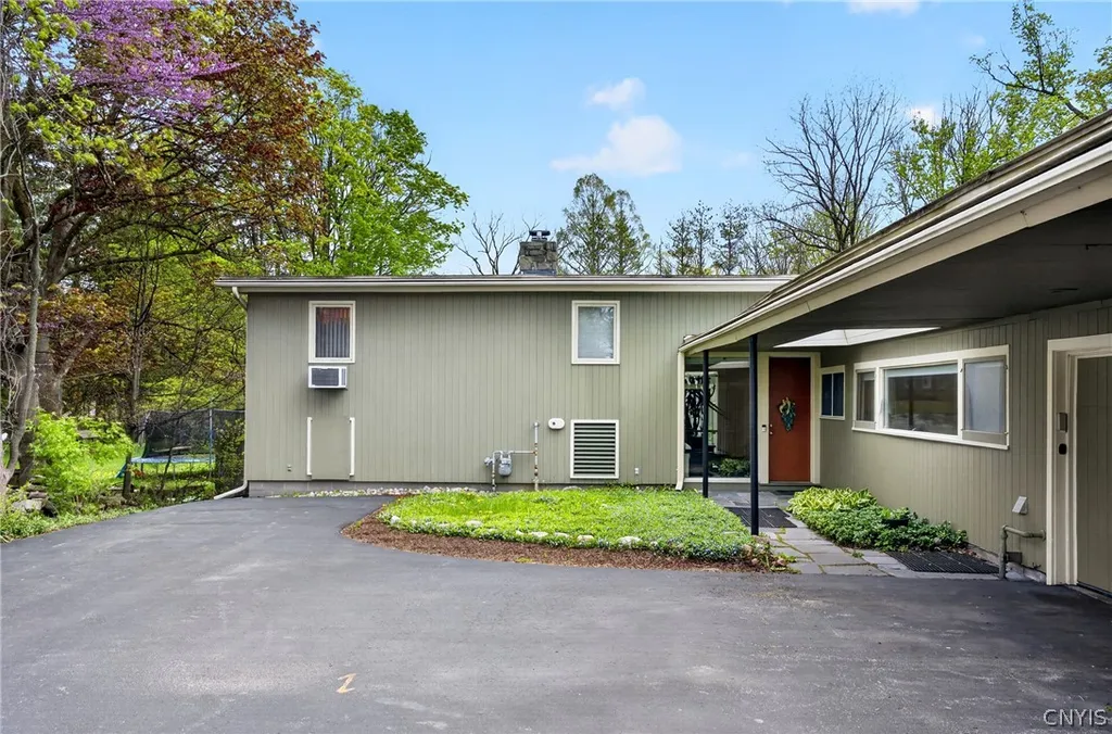 Property at 327 Kimber Road, Syracuse, NY 13224