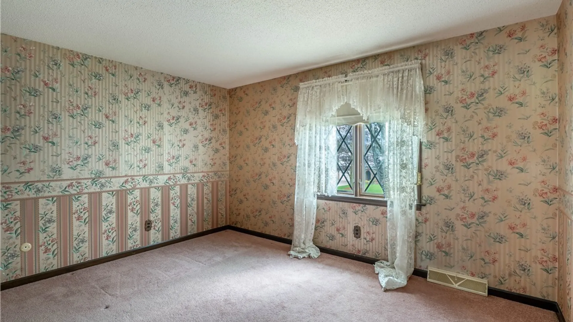 Property at 8010 Crestview Drive, Niagara, NY 14304 30