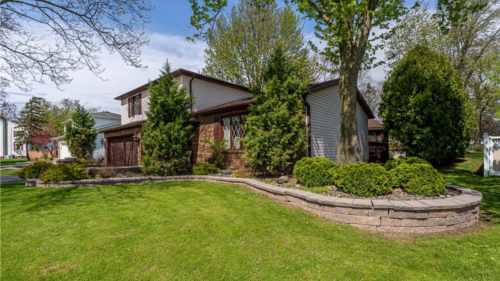 Property at 8010 Crestview Drive, Niagara, NY 14304 3