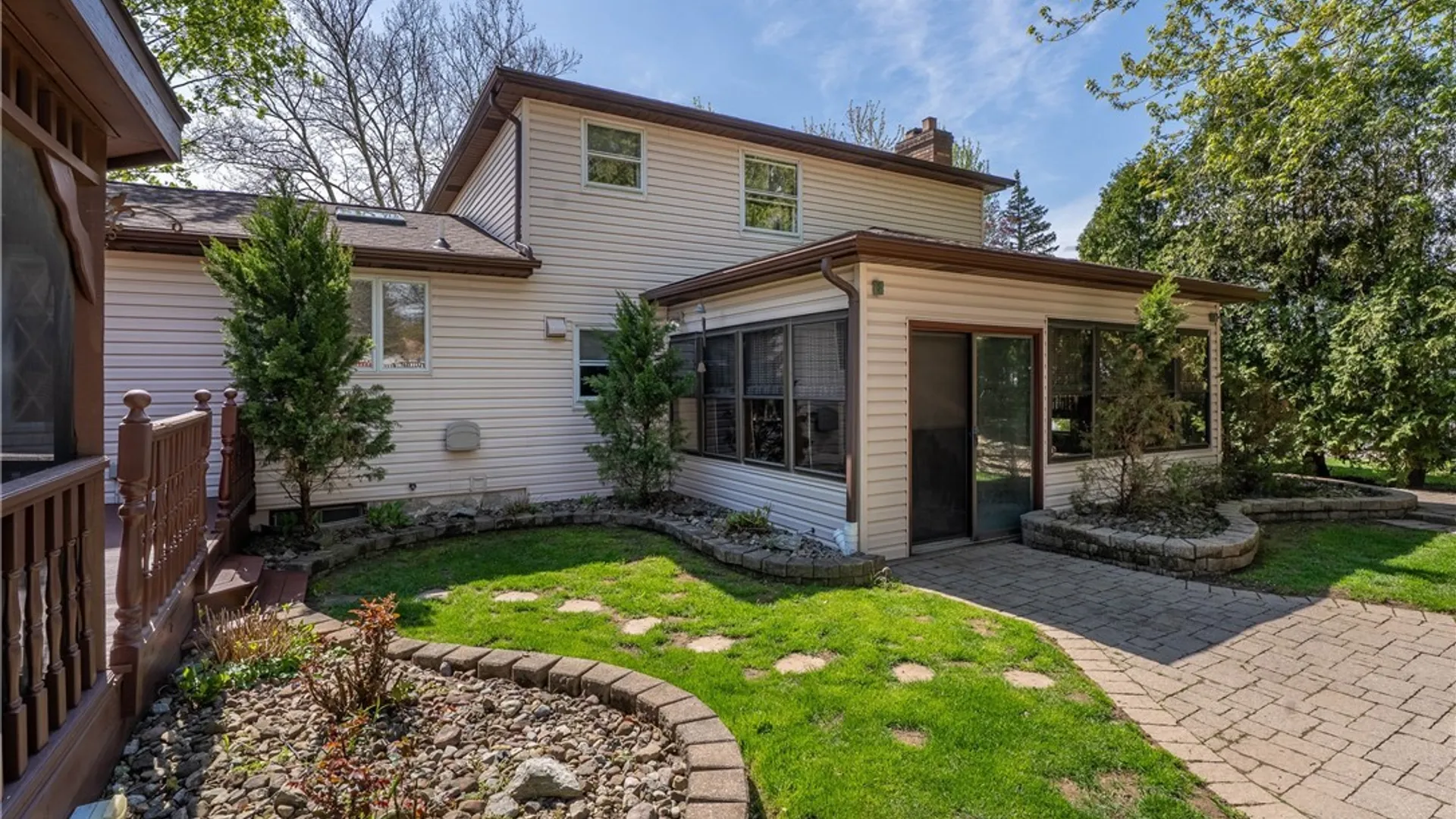 Property at 8010 Crestview Drive, Niagara, NY 14304 4