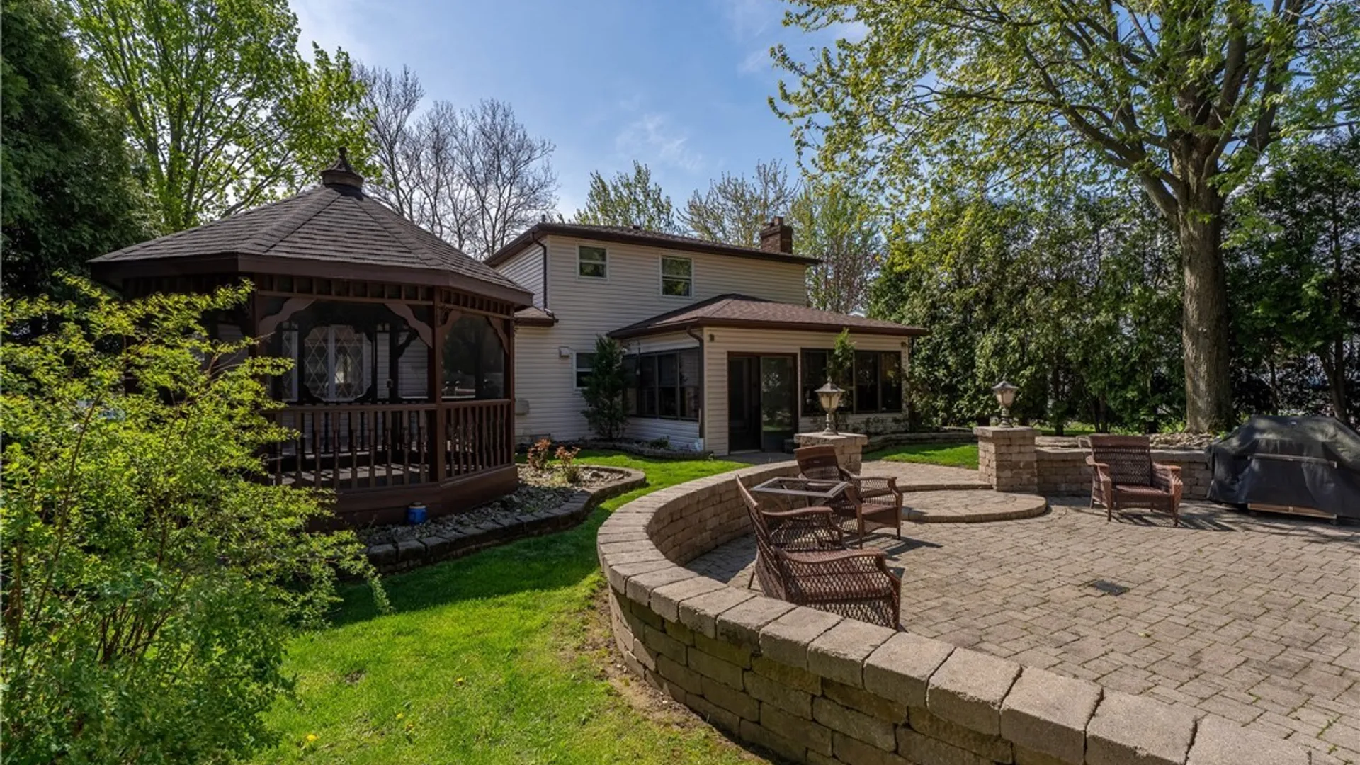 Property at 8010 Crestview Drive, Niagara, NY 14304 5