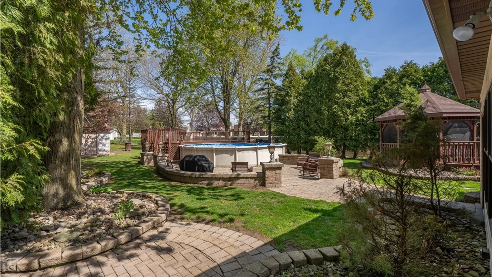 Property at 8010 Crestview Drive, Niagara, NY 14304 6