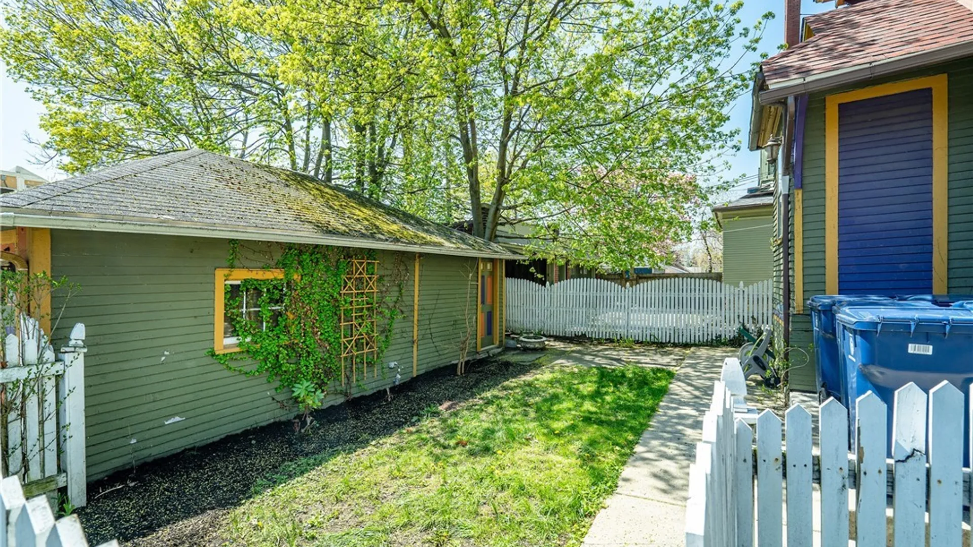 Property at 4 Saint Johns Place, Buffalo, NY 14201 3
