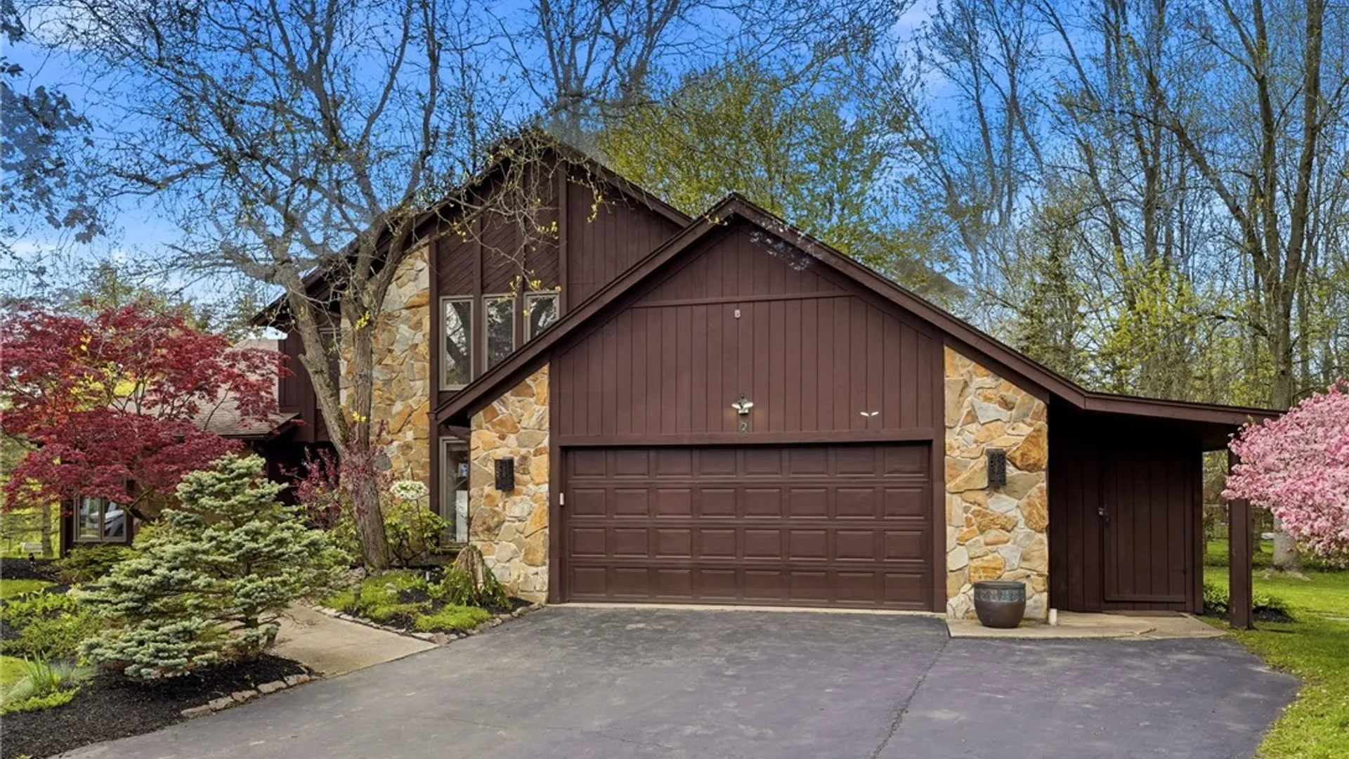 Property at 2 Chicory Lane, Amherst, NY 14051 3