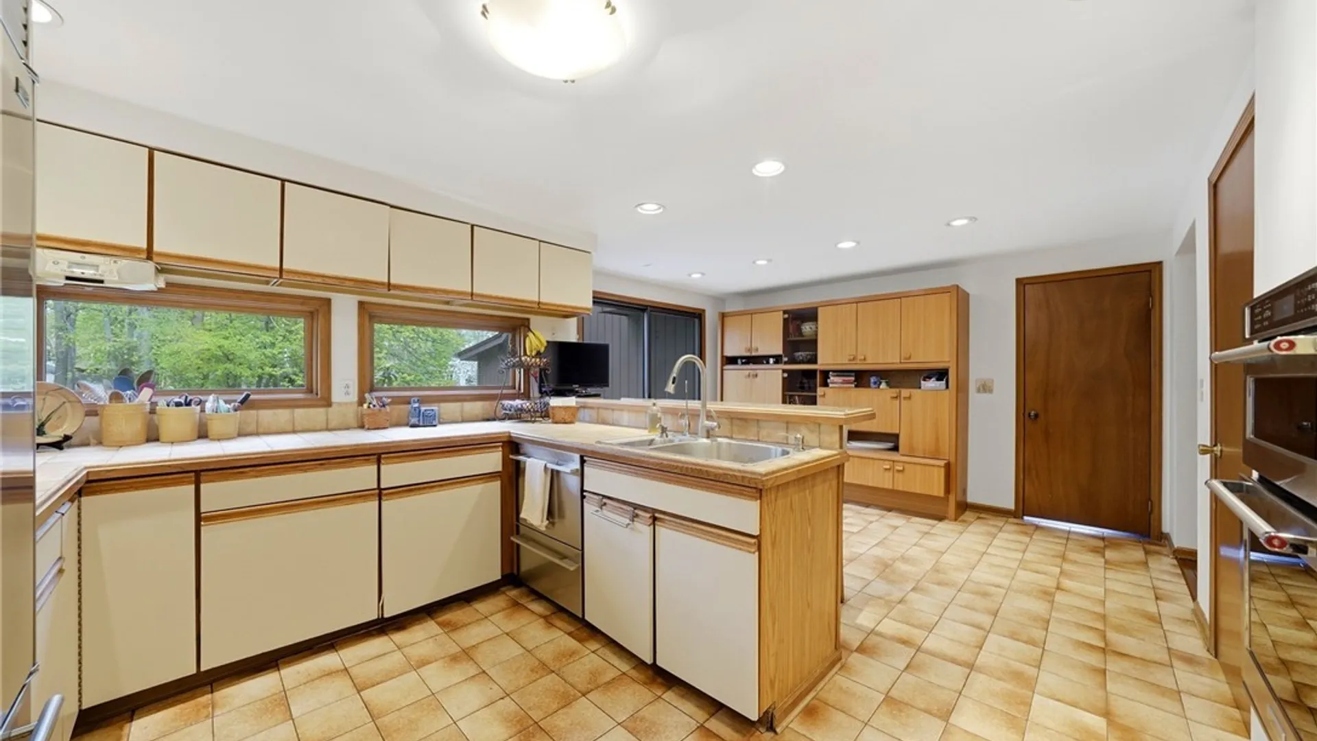 Property at 2 Chicory Lane, Amherst, NY 14051 13
