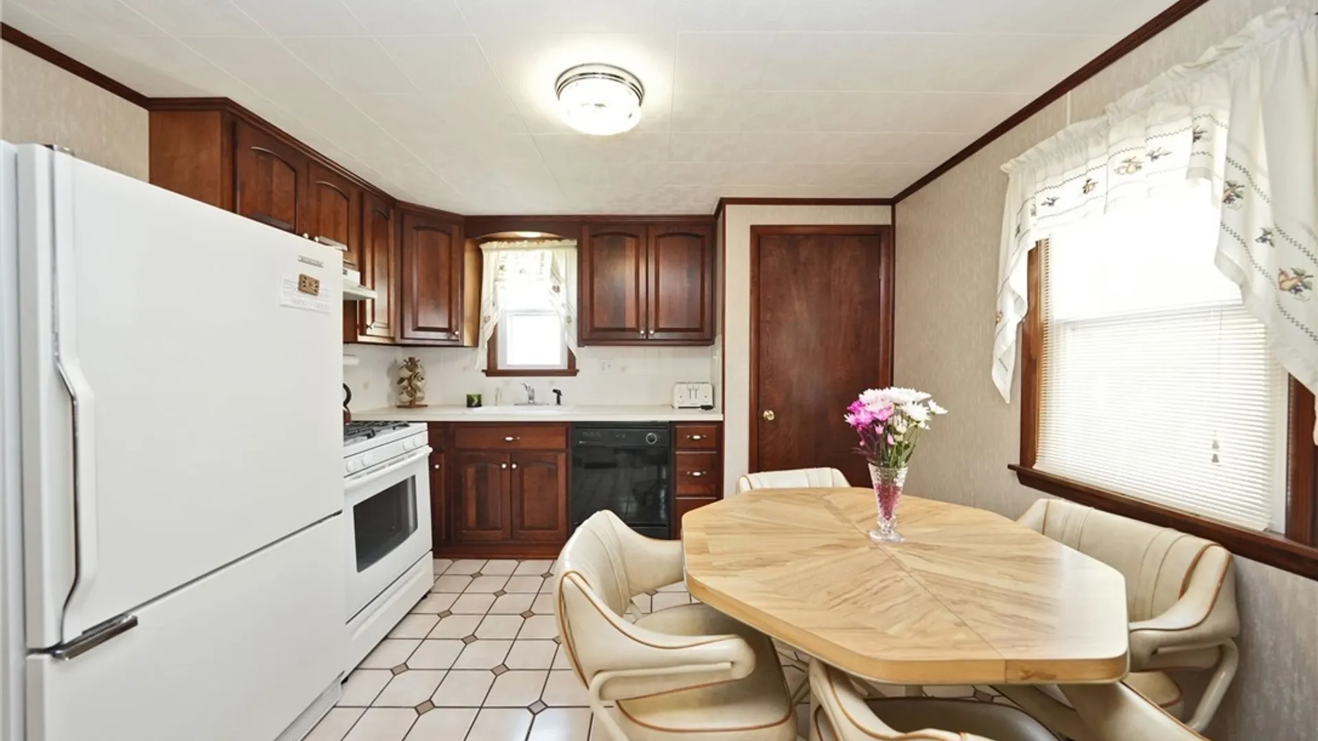 Property at 51 Orchard Avenue, Hamburg, NY 14219 5