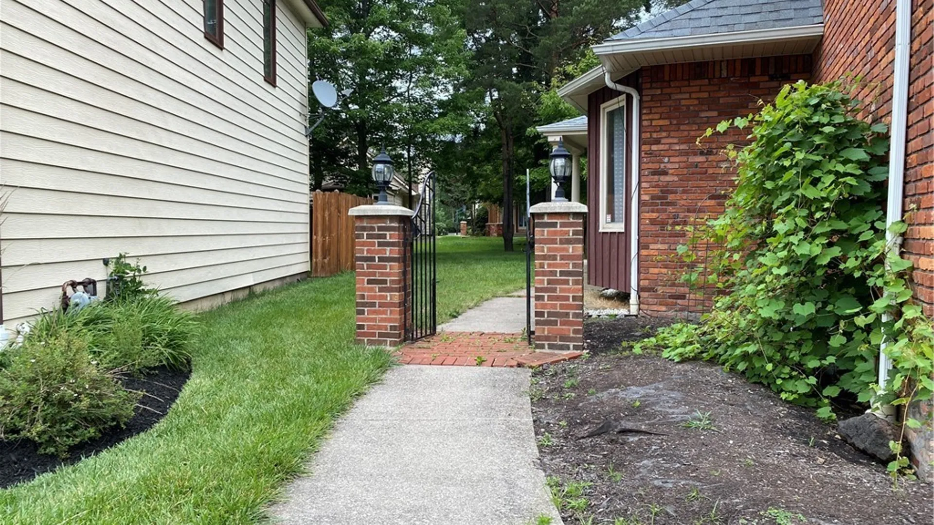 Property at 6015 Whitegate Crossing, Clarence, NY 14051 3