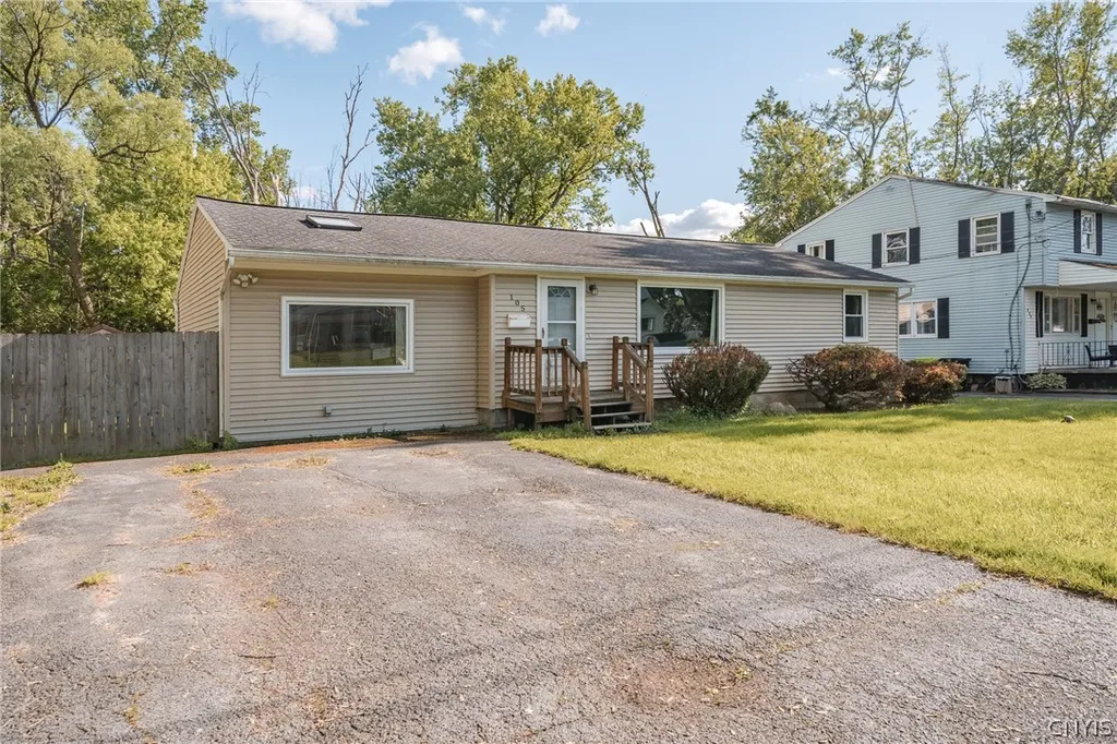 Property at 105 Ashford Court, Salina, NY 13211