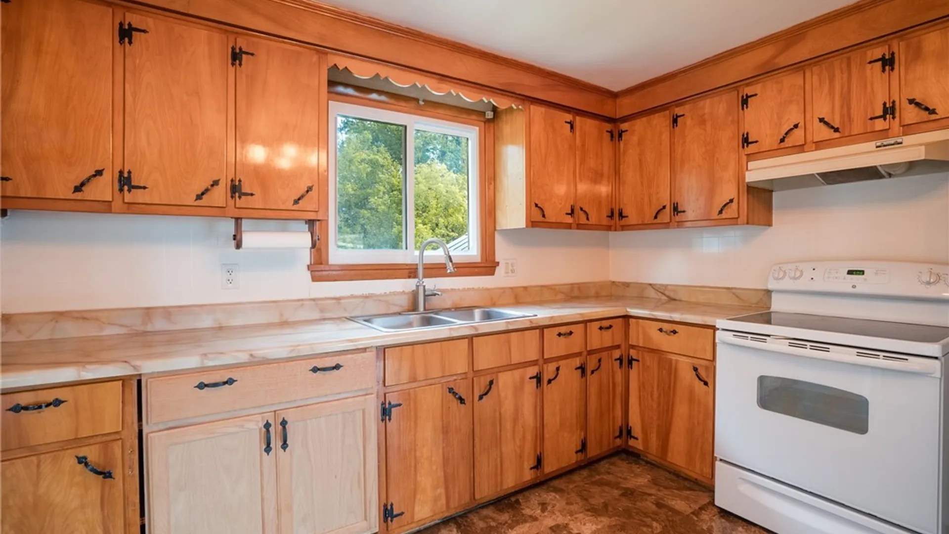Property at 105 Ashford Court, Salina, NY 13211 14