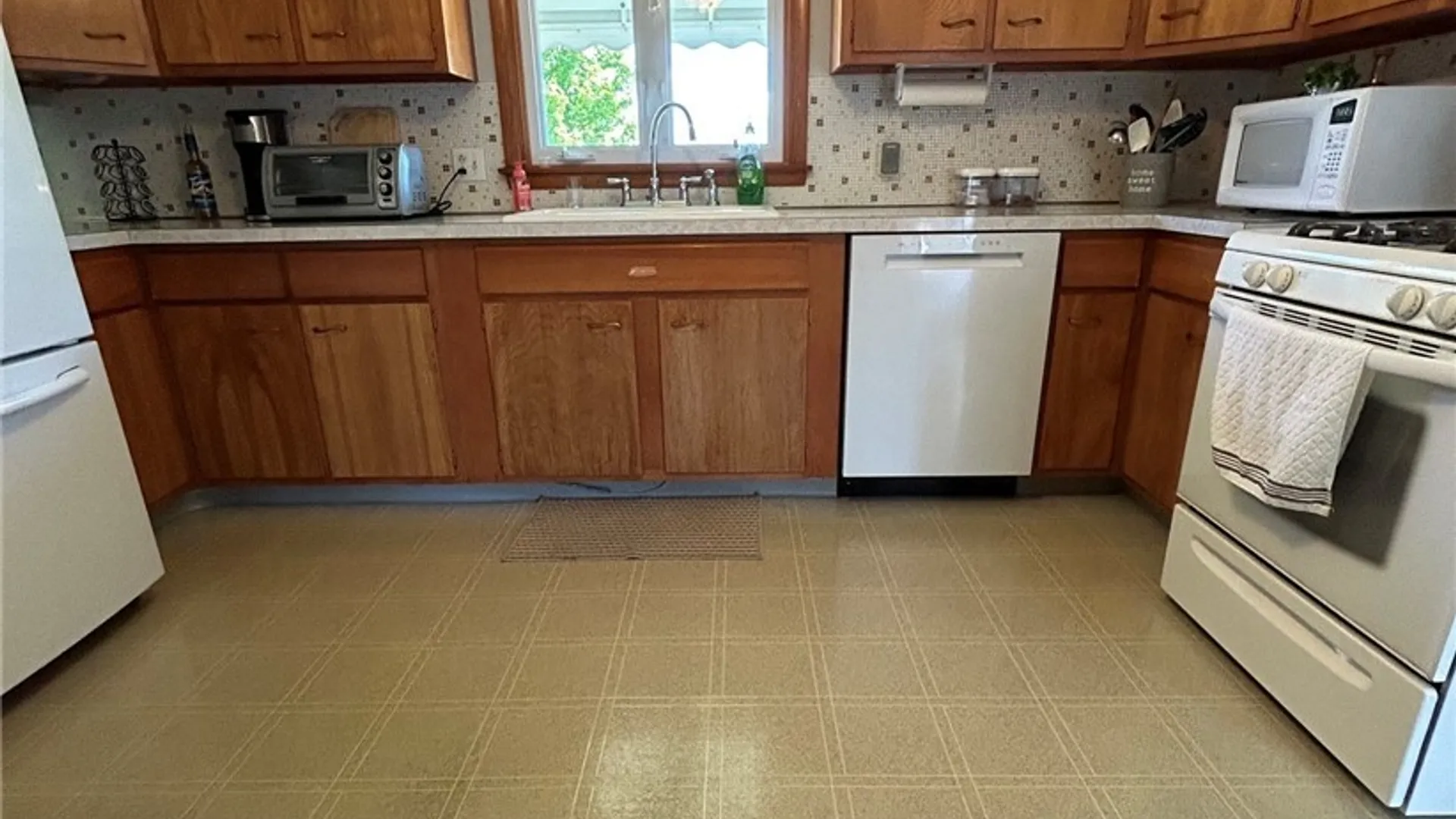 Property at 39 Angela Lane, Cheektowaga, NY 14225 14