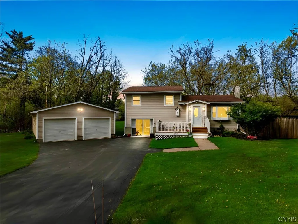 Property at 7 Foxwood Avenue, Volney, NY 13069