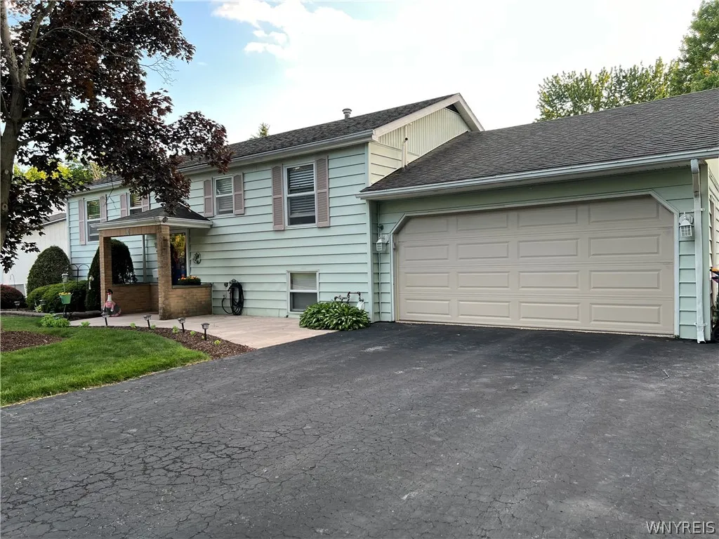 Property at 39 Briarwood Drive, Lockport City, NY 14094