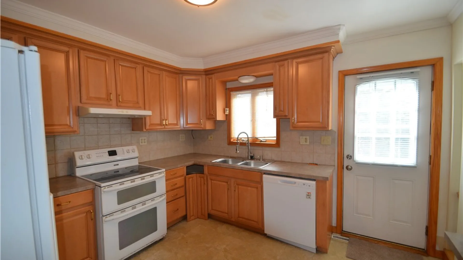 Property at 210 Lincoln Park Drive, Syracuse, NY 13203 5