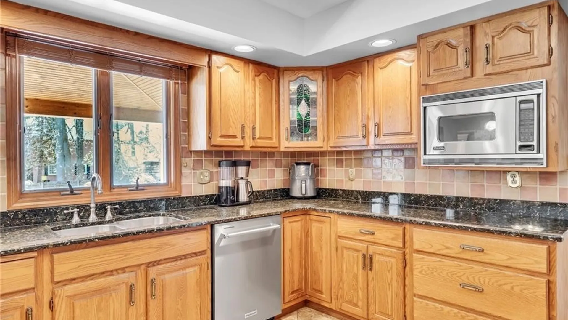 Property at 11 Stratford Court, Amherst, NY 14051 12