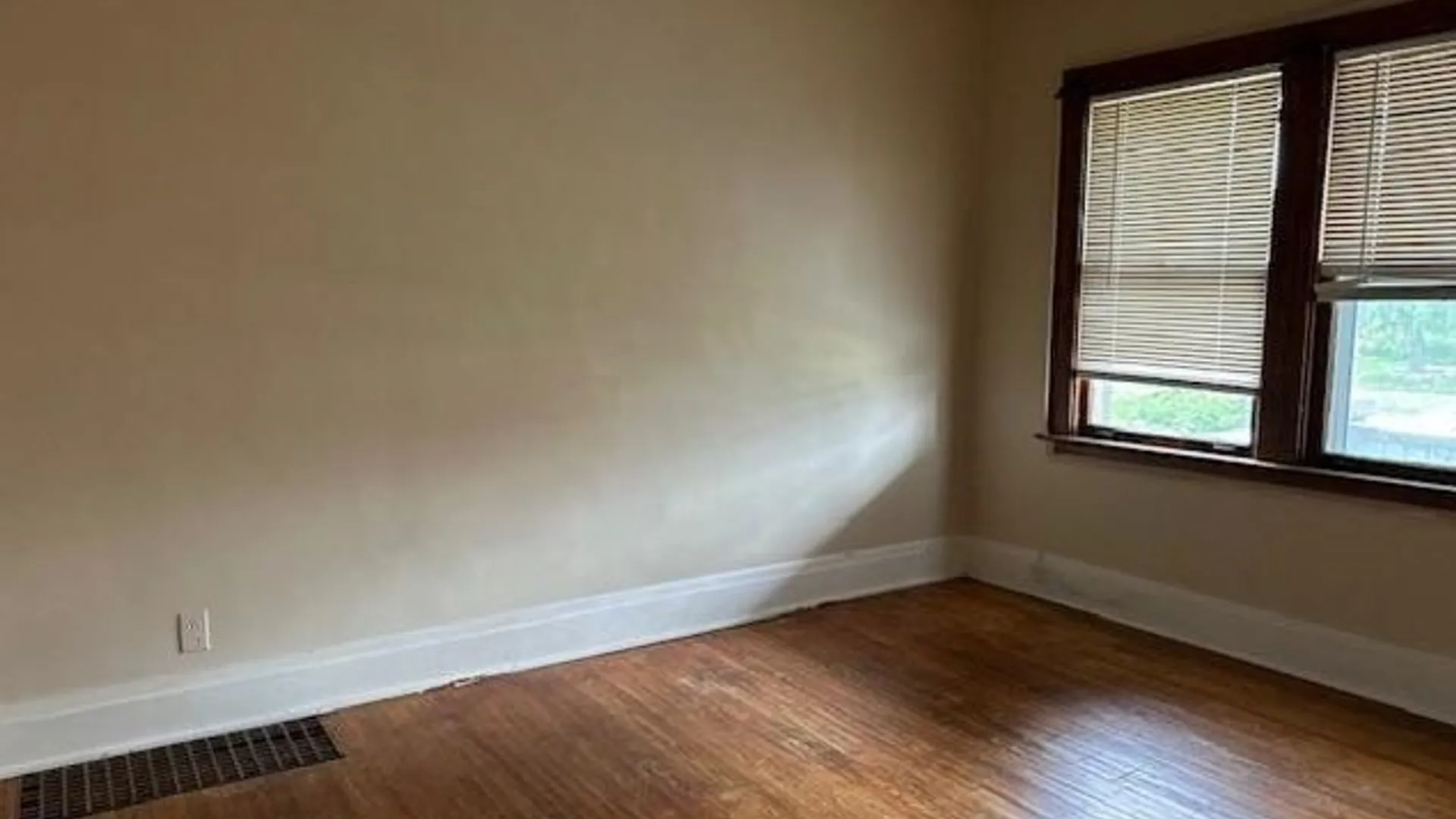 Property at 2409 Woodlawn Avenue, Niagara Falls, NY 14301 7